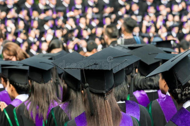 大学毕业典礼上的毕业生回来了。