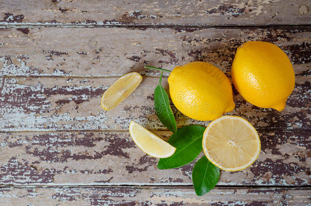 木制桌子上新鲜成熟的柠檬。 上面的风景