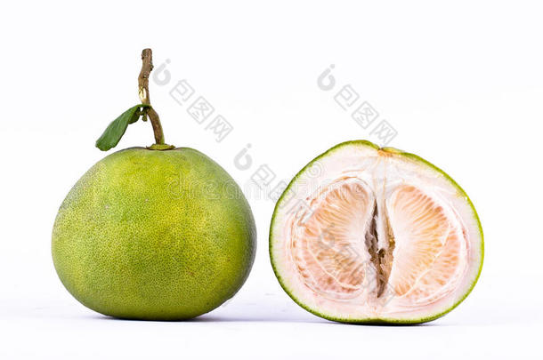 新鲜的绿色<strong>柚子</strong>和<strong>柚子</strong>去皮在白色背景上分离健康水果食品
