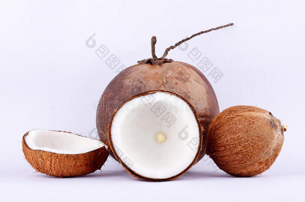 椰子半剪裁路径的椰子牛奶和棕色椰子壳和成熟椰子在白色背景健康水果食品等