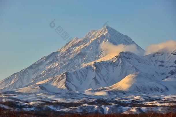 积极的灰烬蓝色火山口悬崖