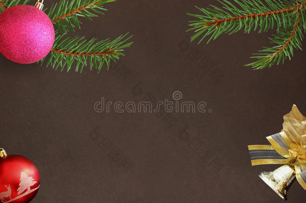 圣诞冷杉树枝，红色和粉红色的球，铃铛装饰在一个da上