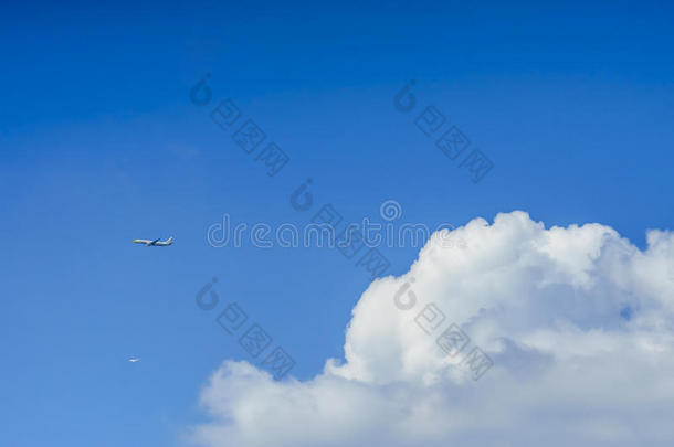 泰国曼谷-2016年11月-11月-蓝天日，11月，云和飞机从顿梅昂<strong>国际机场</strong>起飞