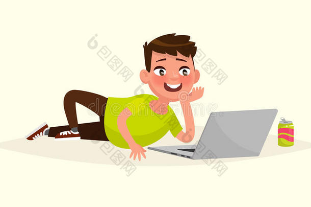 躺在地板上的男孩看着笔记本<strong>电脑显示器</strong>。 卡通风格的矢量插图