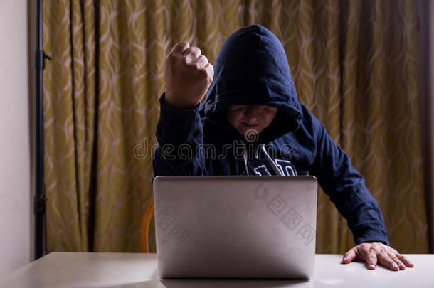 亚洲黑客在黑客攻击计算机网络时表现出拳头