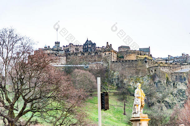 爱丁堡，苏格兰，英国-2016年7月：城市景观，几个纪念碑和城堡