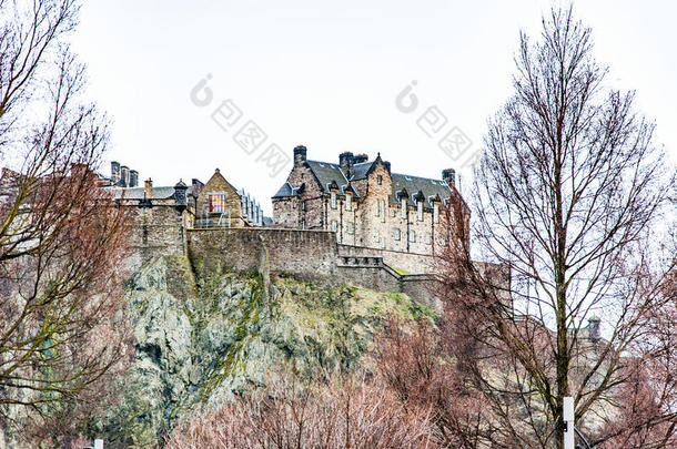 爱丁堡，苏格兰，英国-2016年7月：城市景观，几个纪念碑和城堡