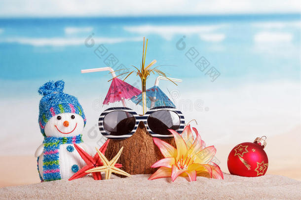 椰子在沙子里带着雨伞和雪人，海星，一个圣诞球