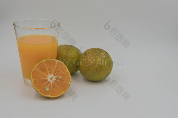 新鲜的橙色水果和果汁在白色背景的玻璃。