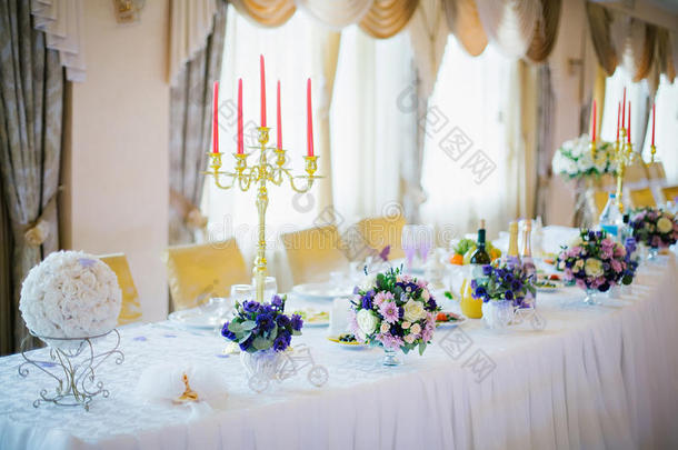 用鲜花和蜡烛装饰的节日桌子
