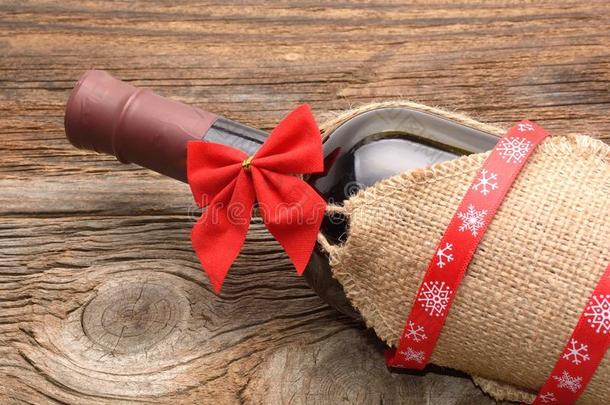 一瓶红酒和圣诞装饰品
