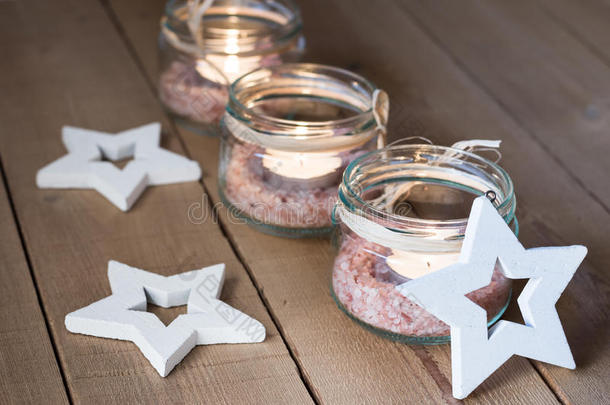 手工制作的茶灯，罐子里有盐，木头装饰星星，圣诞节，新年，来临
