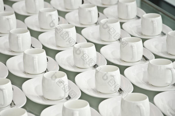 一组咖啡杯。空杯咖啡。在自助活动的早餐中，有许多排白色的杯子用于服务茶或咖啡。白色的杯子