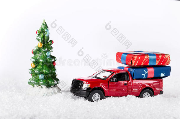 圣诞节或新年装饰背景：玩具红色卡车车w