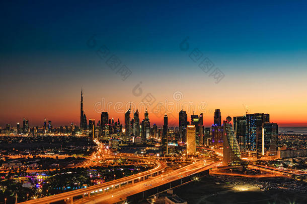 一个美丽的天际线景观迪拜，阿联酋从迪拜框架在日落