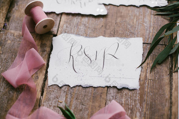 美丽的婚礼书法卡与粉红色雪纺筒子的图形艺术。