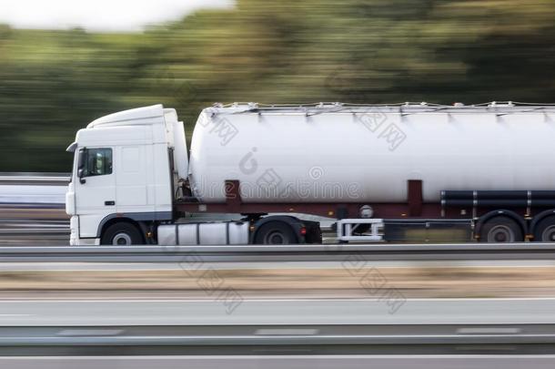 高速公路上的汽油运输卡车速度模糊
