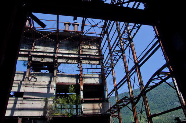被战争和<strong>过度</strong>生长的Tkvarcheli发电厂机器所遗弃、摧毁