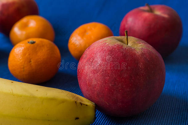 桌子上有橘子、香蕉、苹果和橘子的篮子。