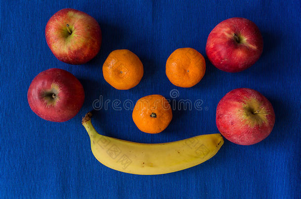 桌子上有橘子、香蕉、苹果和橘子的篮子。