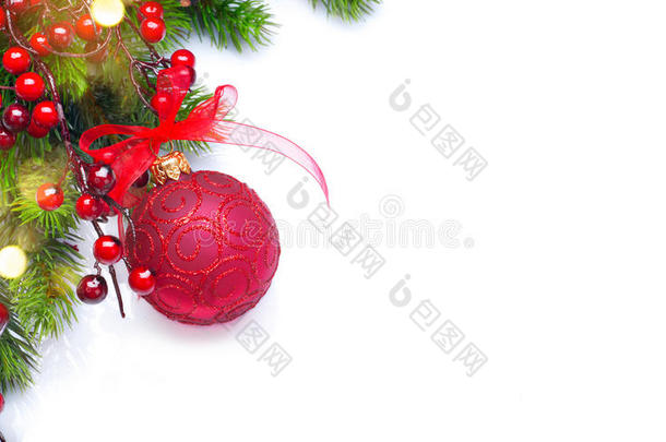 圣诞节和新年背景。 白色的红色装饰品和圣诞树