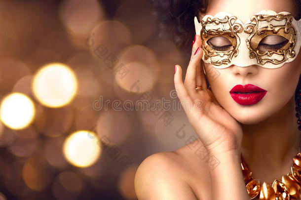 美女模特戴着威尼斯化妆舞会嘉年华面具在派对上