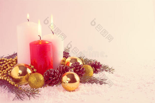 <strong>圣诞红</strong>白蜡烛安排，复古色调