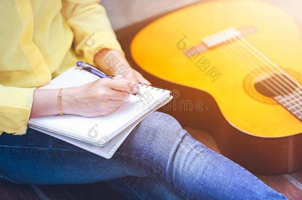 特写词曲作者写在音符纸上与声学吉他ne