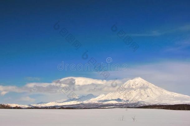 积极的灰烬蓝色火山口悬崖