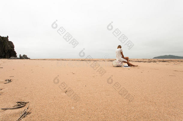 女孩坐在<strong>海边</strong>的一个<strong>钓鱼</strong>浮标上。