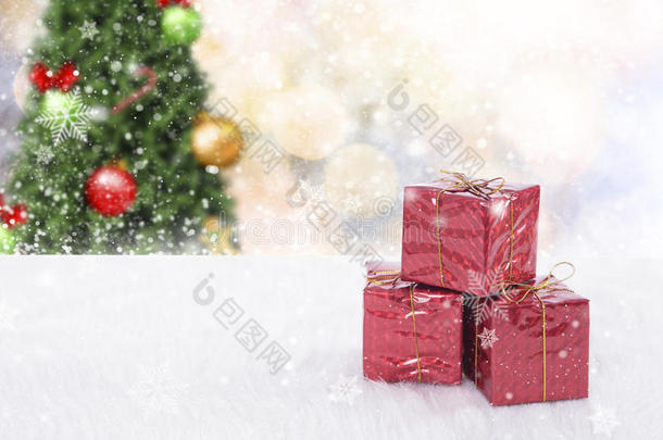 圣诞礼盒和圣诞树上的雪花。
