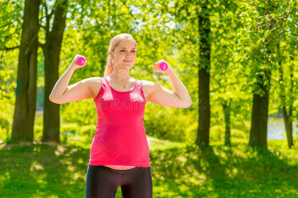 运动女孩在<strong>怀孕期</strong>间保持身材