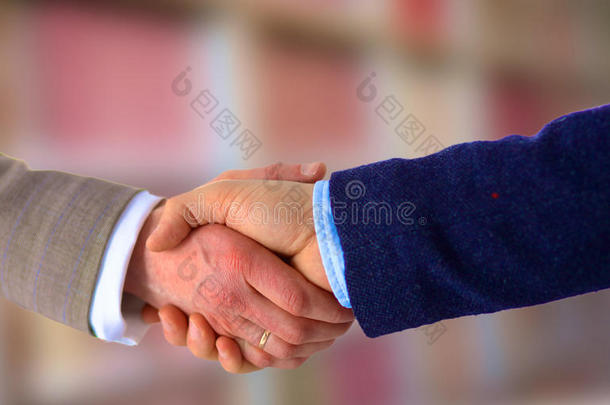 商务会议桌上握手缔结合同