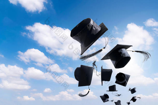 <strong>毕业典礼</strong>，毕业帽，帽子扔在空中