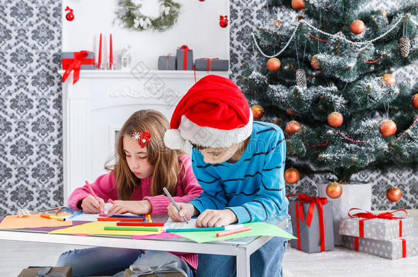 可爱的孩子们写信给圣诞老人，等待圣诞节