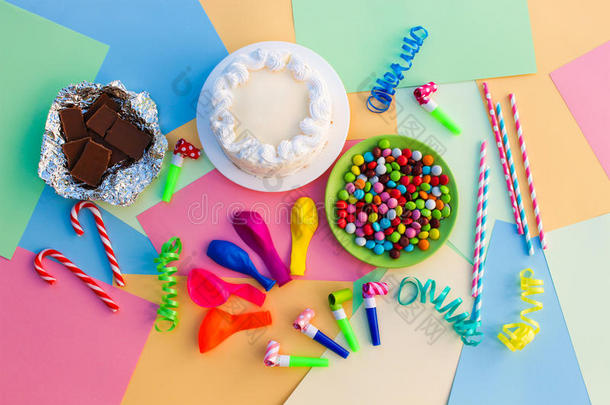 蛋糕，糖果，巧克力，口哨，彩带，气球