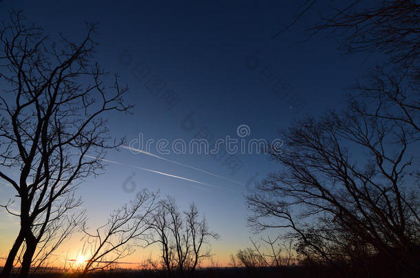 黎明与低云预示着月亮的升起纽约纽约市天际