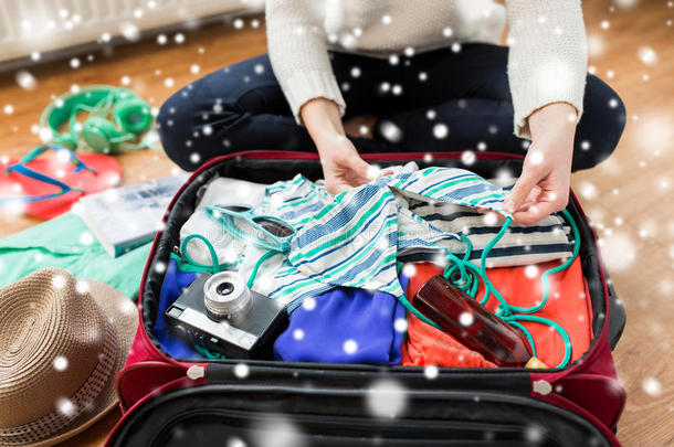 关闭妇女包装旅行袋度假