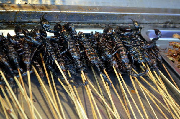 中国街头食品在北京王府井大街烤蝎子作为小吃街食品在中国