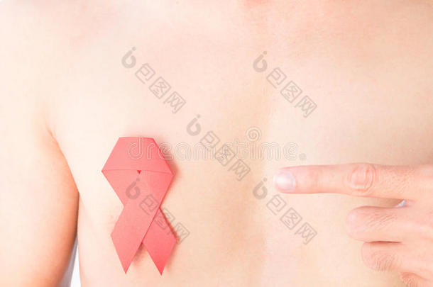手指针手指到红色丝带在胸部为艾滋病意识公司