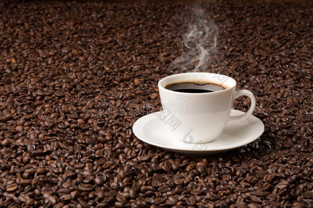 咖啡豆<strong>全屏</strong>和热咖啡杯