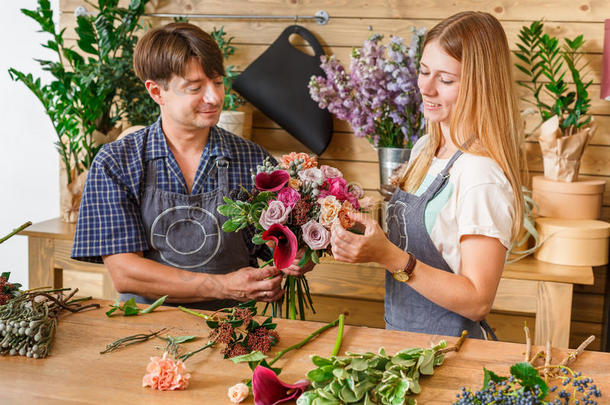 花店送货的花店兼助理制作玫瑰花束