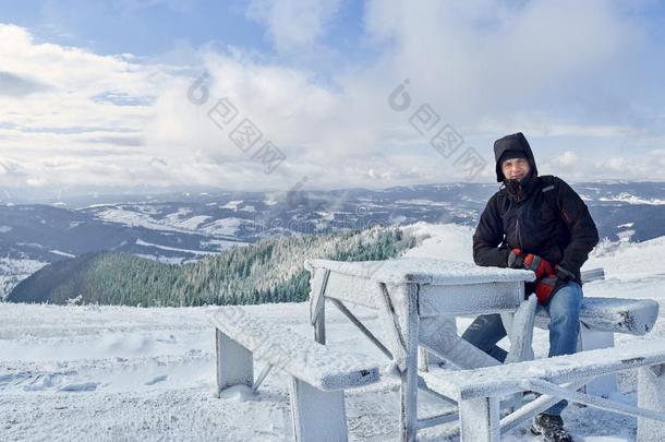 一个人坐在山上的桌子旁