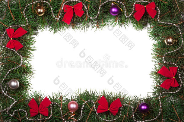 圣诞框架由冷杉树枝制成，装饰有蝴蝶结和球，隔离在白色背景上