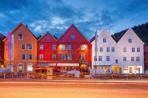 布莱根街道，<strong>夜晚</strong>有五颜六色的<strong>房子</strong>，联合国教科文组织世界遗产遗址，挪威