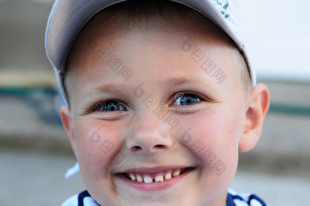 有趣的男孩，蓝眼睛，脸上挂着微笑。 情感