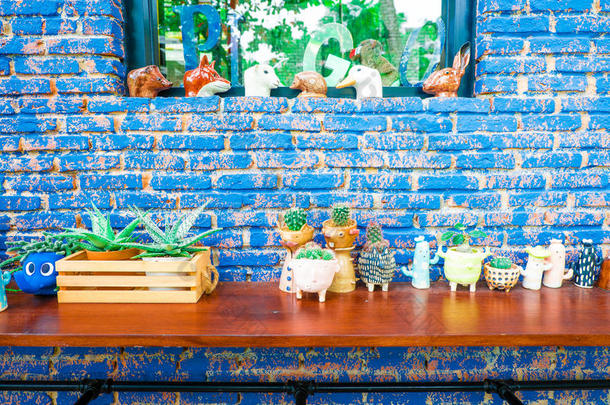 棕色木质桌面，蓝色复古砖墙背景