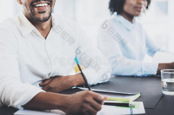 黑人非洲商人在会议室微笑。<strong>两</strong>个年轻的<strong>企业</strong>家在现代办公室一起工作