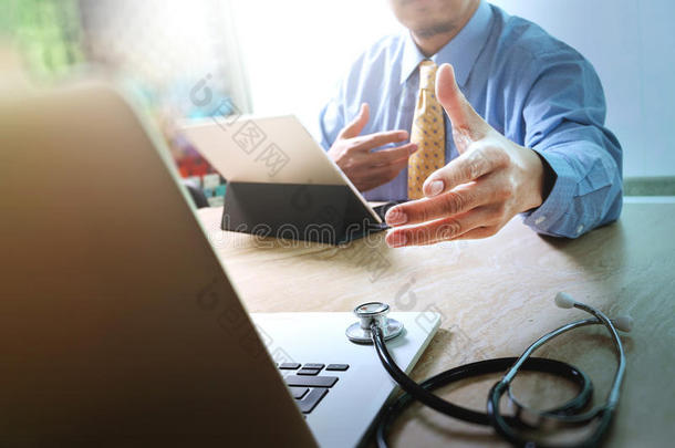 握手帮助商业医疗技术概念。 博士手与现代数字平板电脑码头屏幕计算机wi