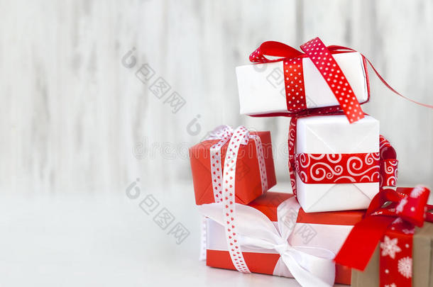 用红<strong>丝带</strong>、冷杉树枝、糖果和圣诞节<strong>绑</strong>着的礼品盒